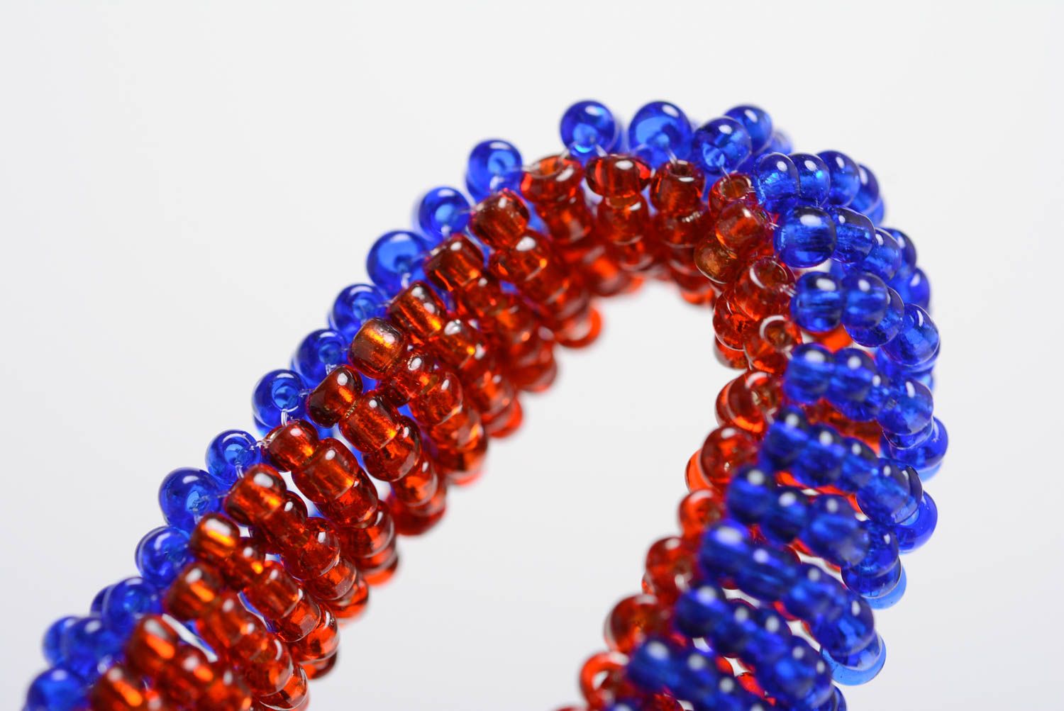 Простой повседневный браслет из бисера двухцветный красно-синий ручной работы фото 5