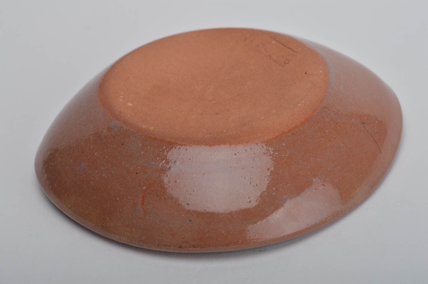 Необычная декоративная тарелка вылепленная вручную из глины с росписью глазурью фото 5