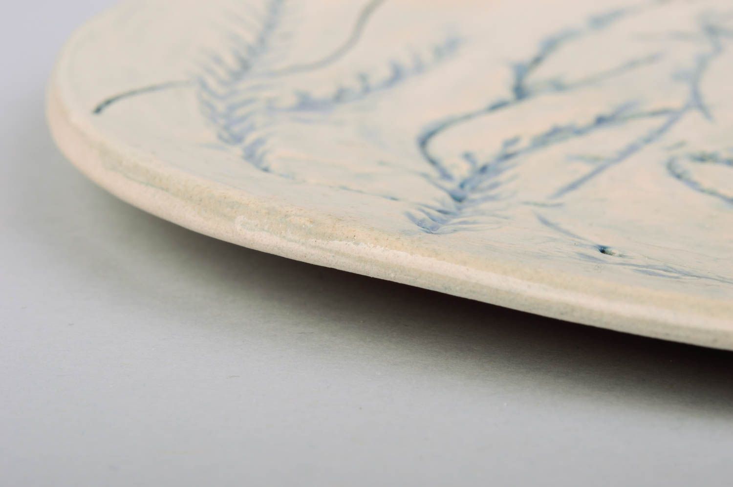 Красивая керамическая тарелка расписанная глазурью ручной работы авторская фото 5