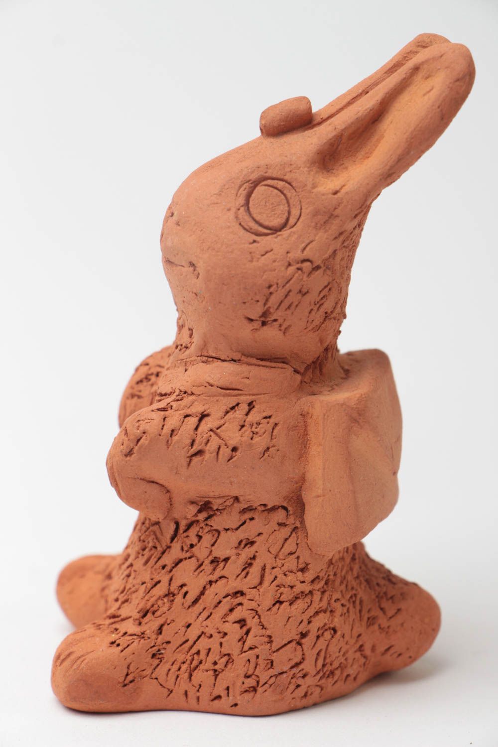 Авторская глиняная фигурка ручной работы для декора эко чистая в виде зайчика фото 3
