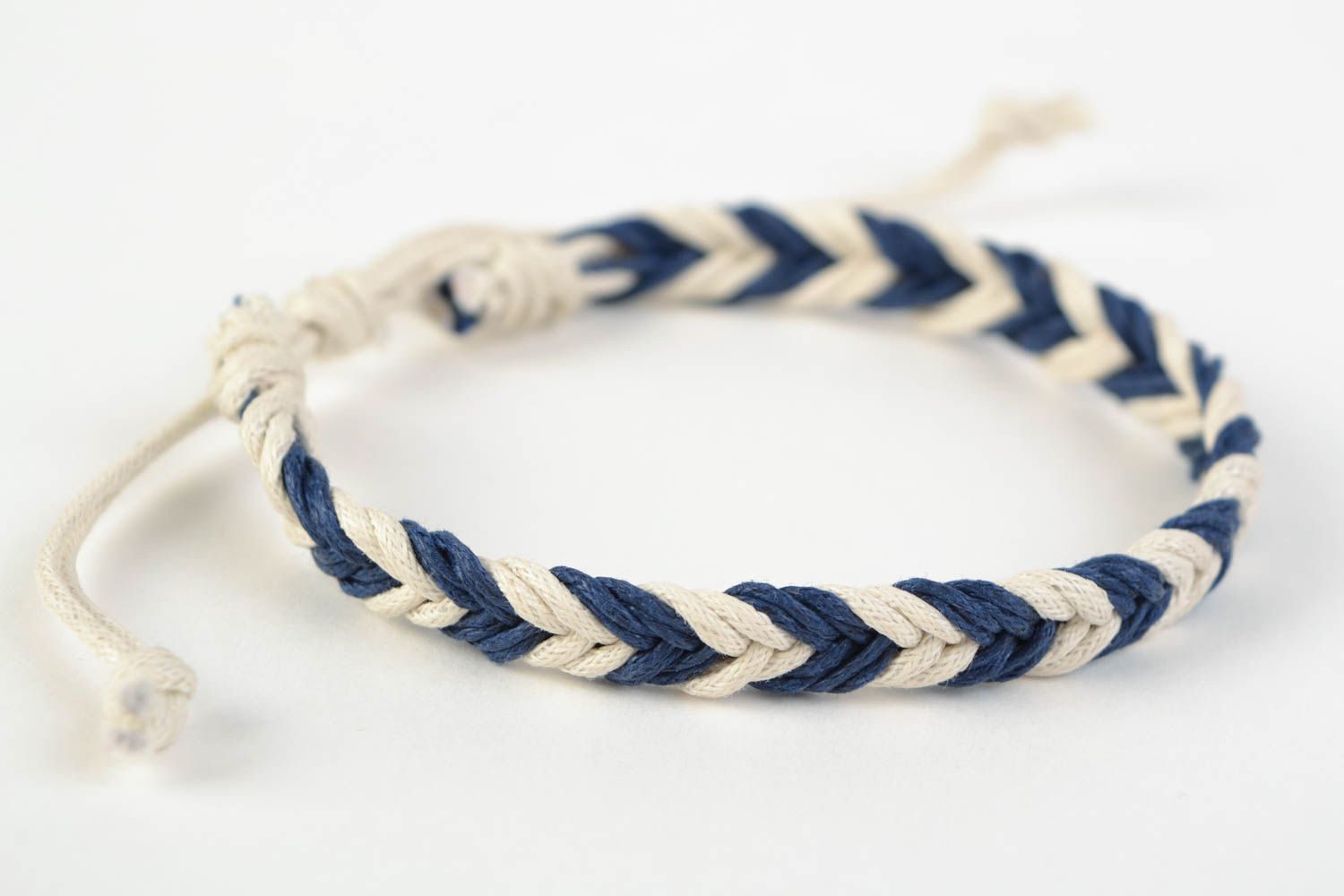 Браслет из вощеной нити плетеный двухцветный белый с синим модный ручная рабаота фото 3