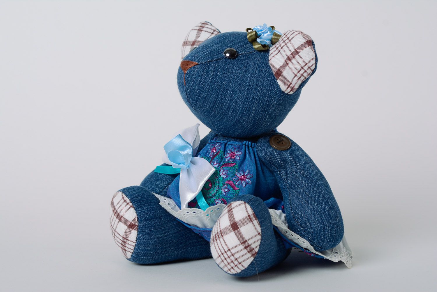 Künstlerisches Interieur Spielzeug Kuscheltier Bär im blauen Kleid handmade  foto 3