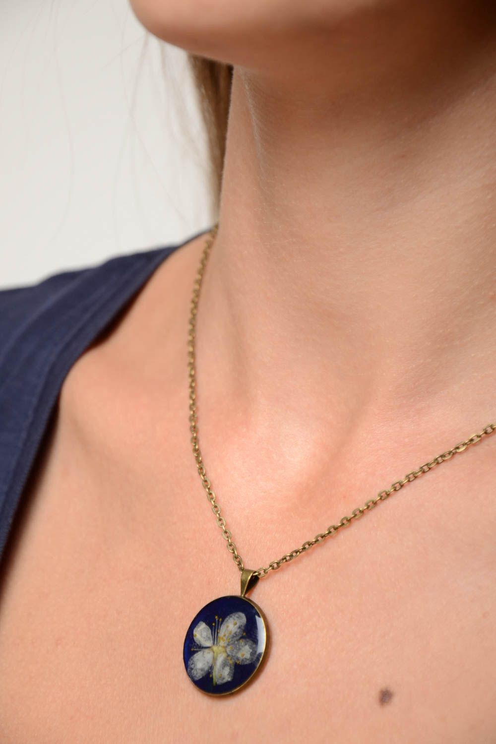 Handmade round blue designer pendant with dried flower in epoxy resin photo 2