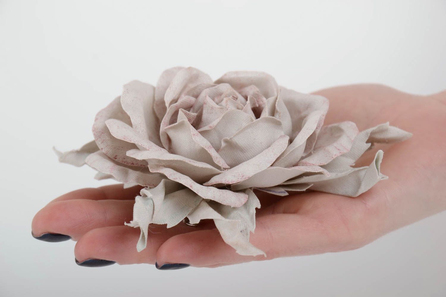 Брошь заколка из ткани бежевая красивая крупная стильная роза ручной работы фото 4