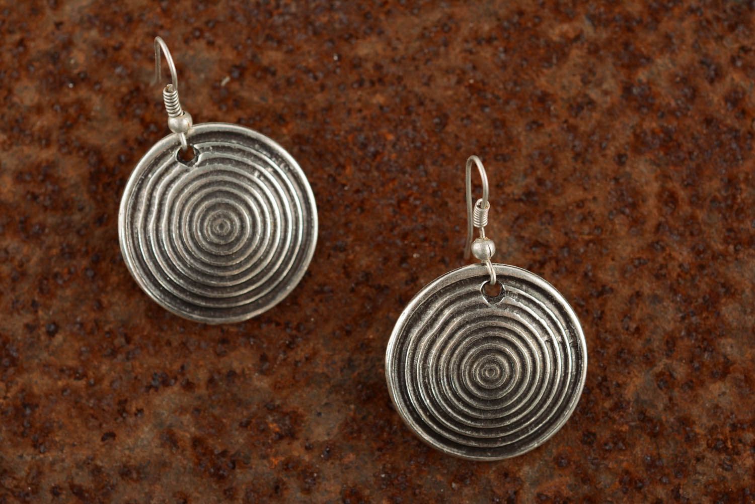 Round metal earrings photo 4