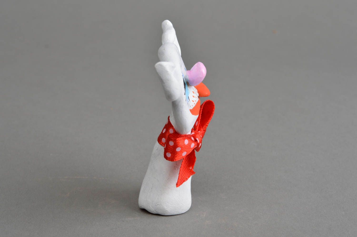 Figurine décorative faite main en argile souvenir Chat blanc avec nœud rouge photo 4