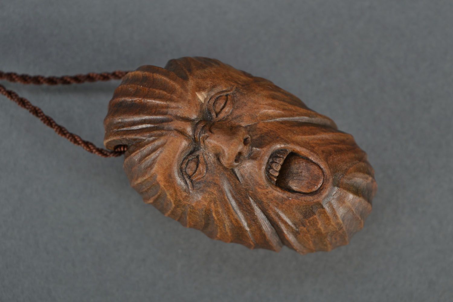 Breloque pendentif en bois sculpté en forme de visage Effroi photo 3