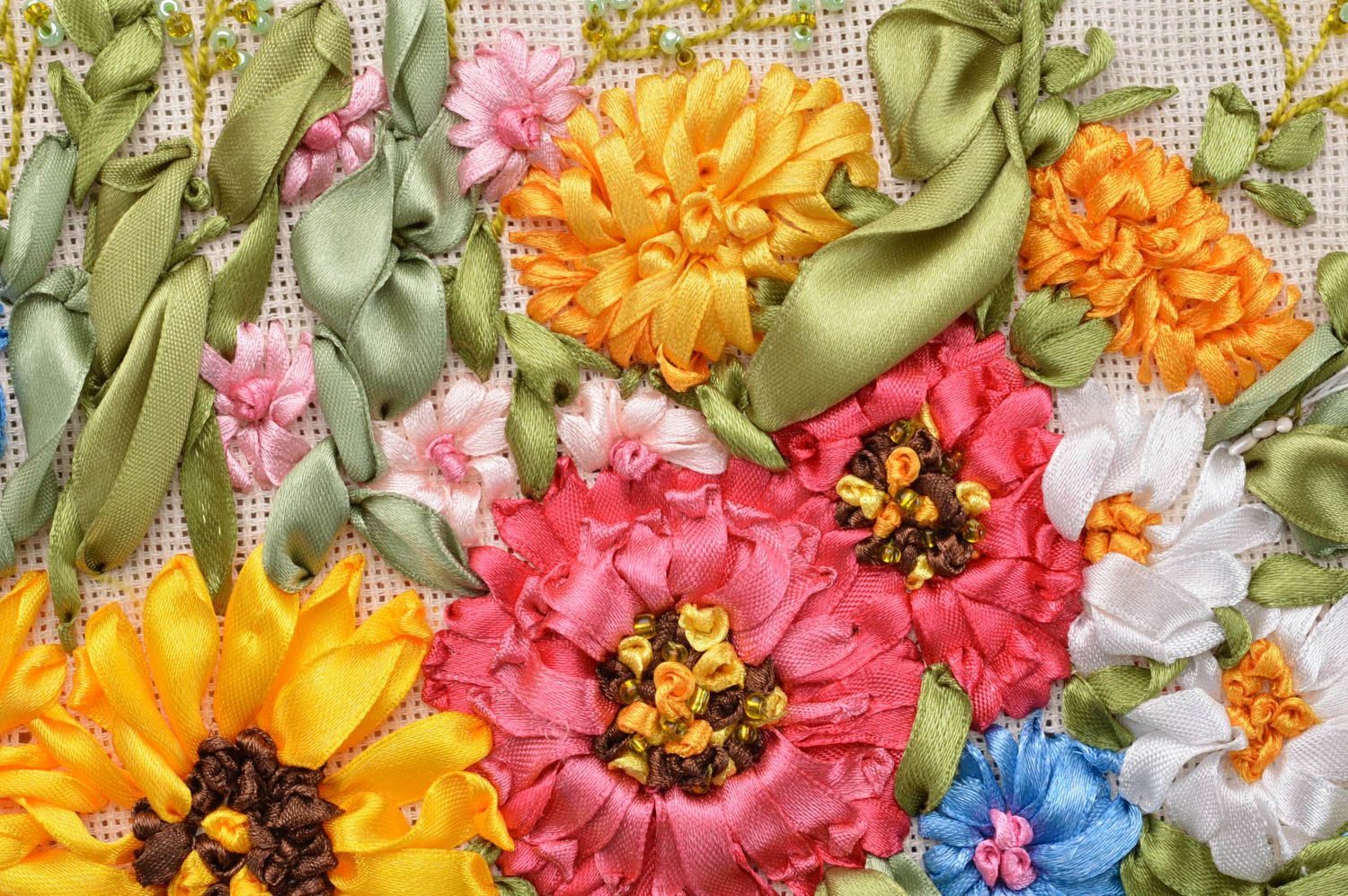 Gesticktes Gemälde mit bunten Blumen aus Atlasbändern in Plastik Frühlingsstrauß foto 3