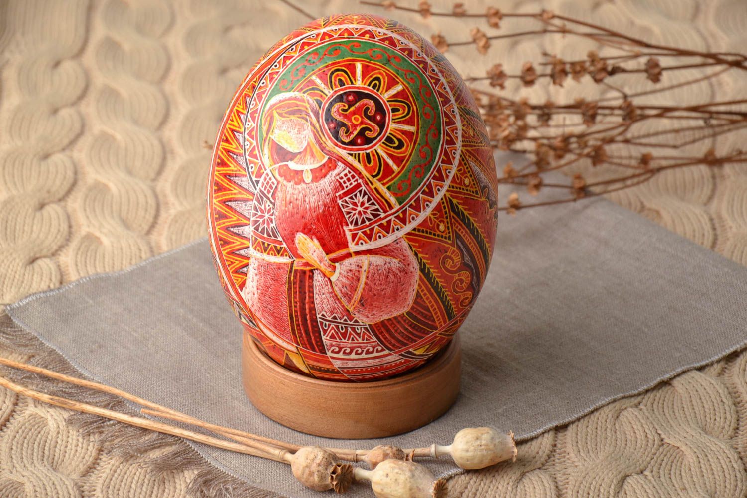Oeuf décoratif de Pâques original rouge sur support en bois fait à la main photo 1