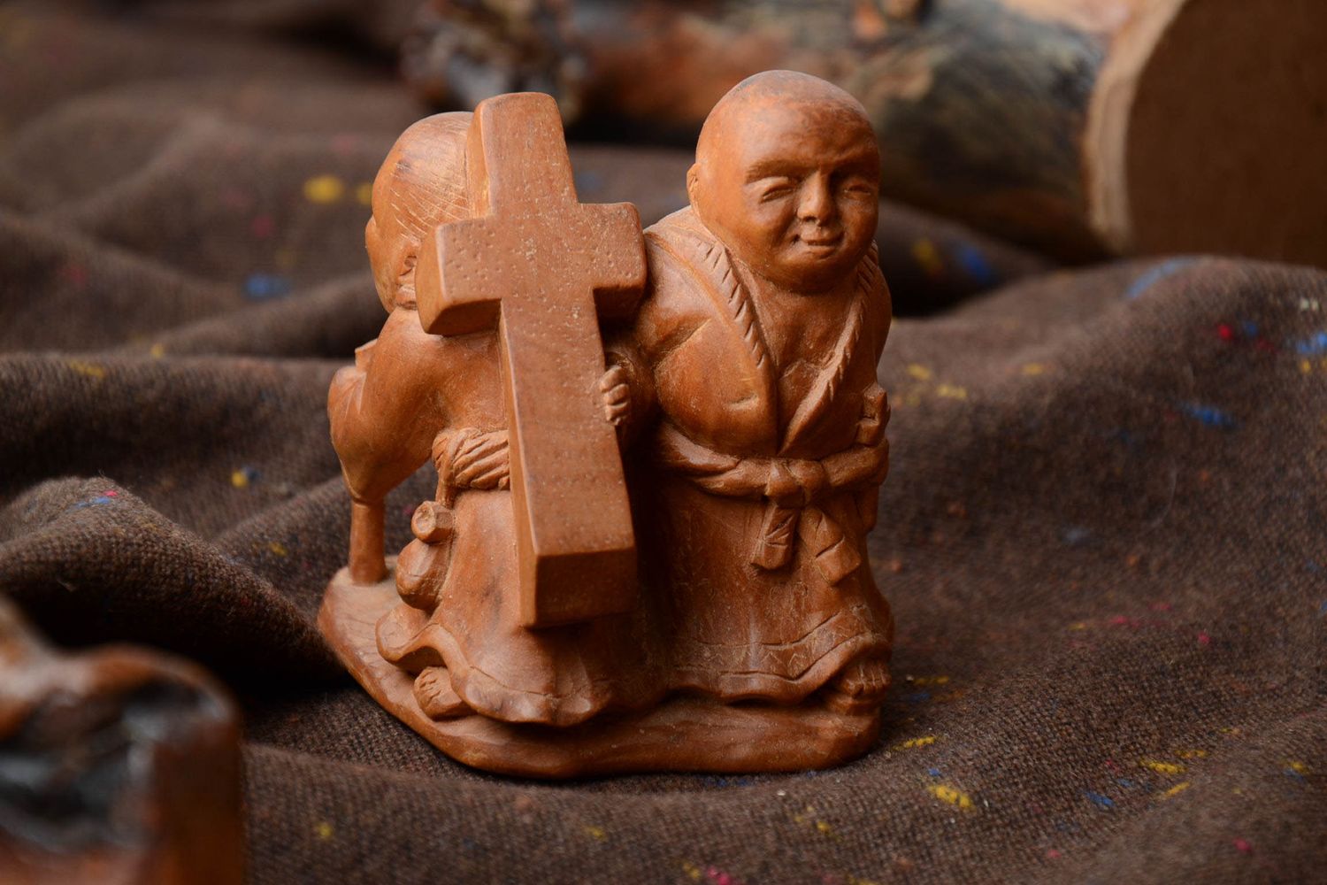 Statuette décorative en bois faite main Chacun porte sa croix photo 1