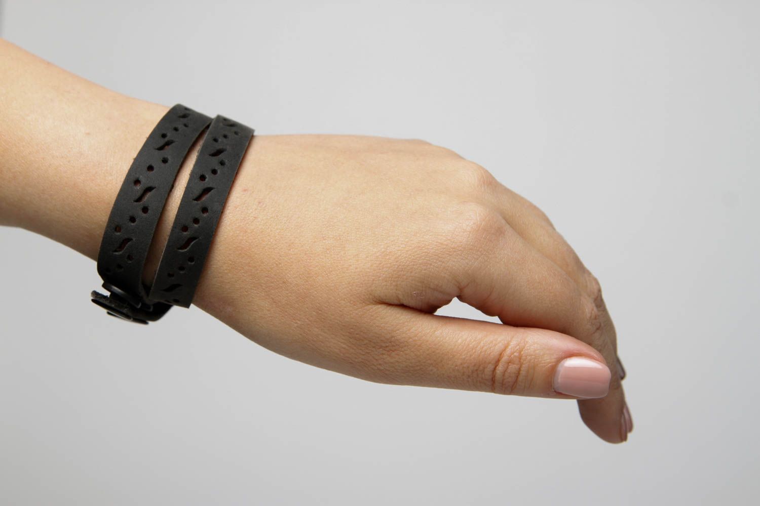 Bracelet en cuir noir Bijou fait main à motifs design Cadeau pour femme photo 2