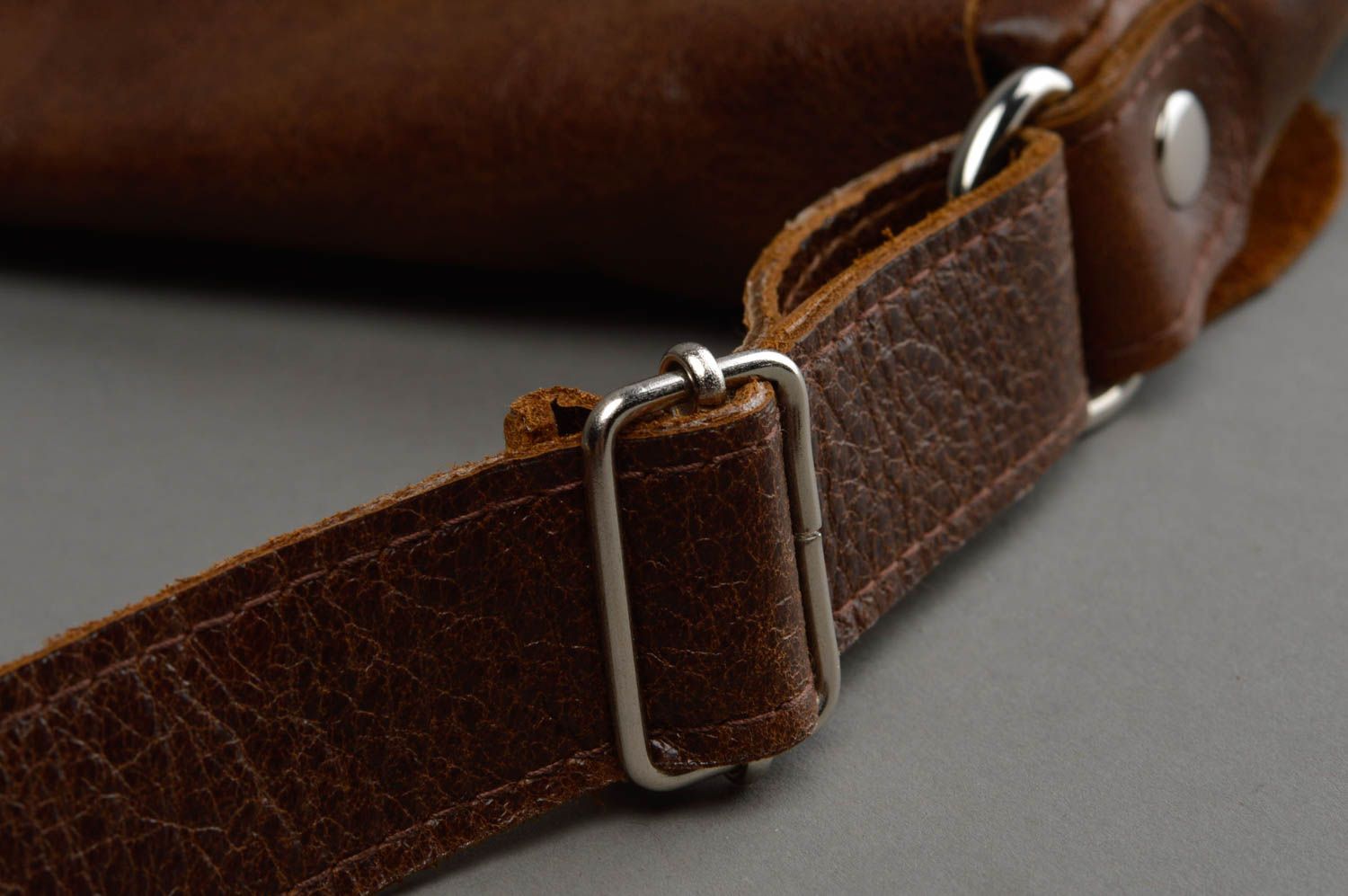 Braune Tasche mit langem Riemen und Tasche aus Naturleder handmade foto 4