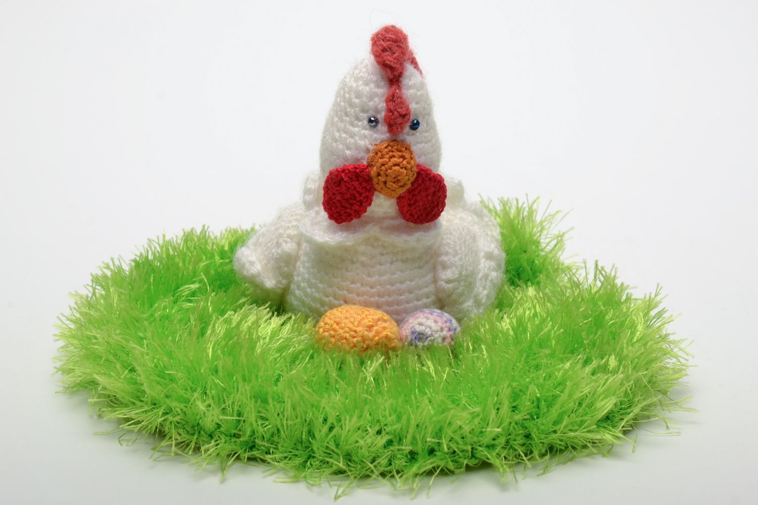 Petit jouet décoratif tricoté moux fait main en forme de poule dans le nid photo 2