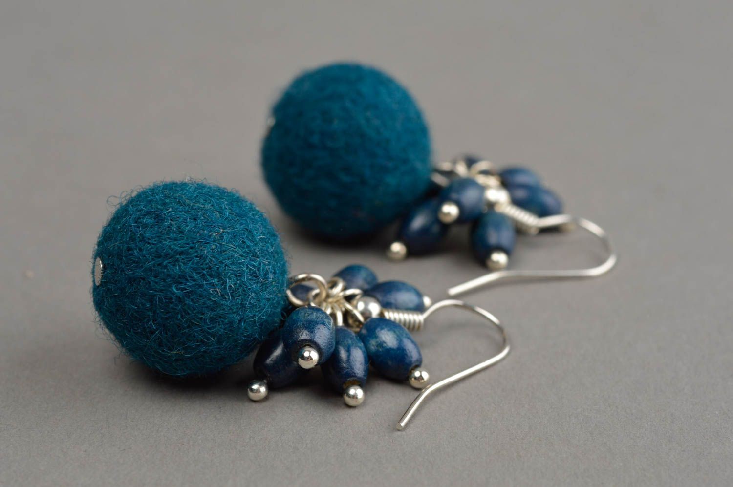 Blaue schöne Designer Filz Ohrringe aus Wolle künstlerische Handarbeit grell foto 5