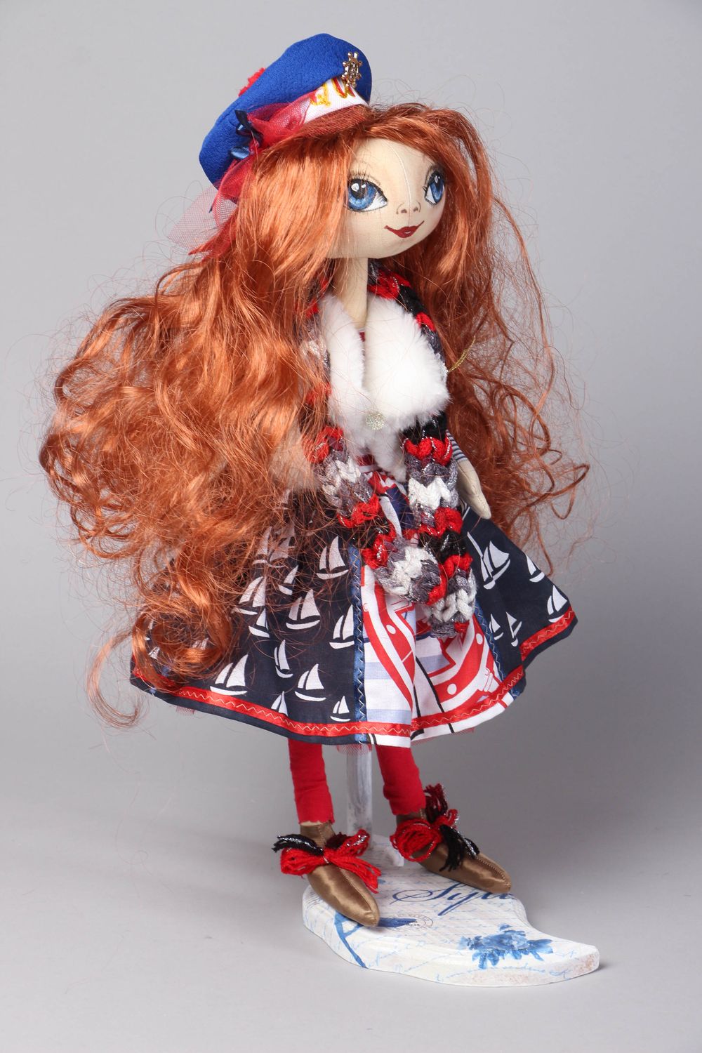 Handgemachte Puppe aus Stoff mit langen roten Haaren foto 1