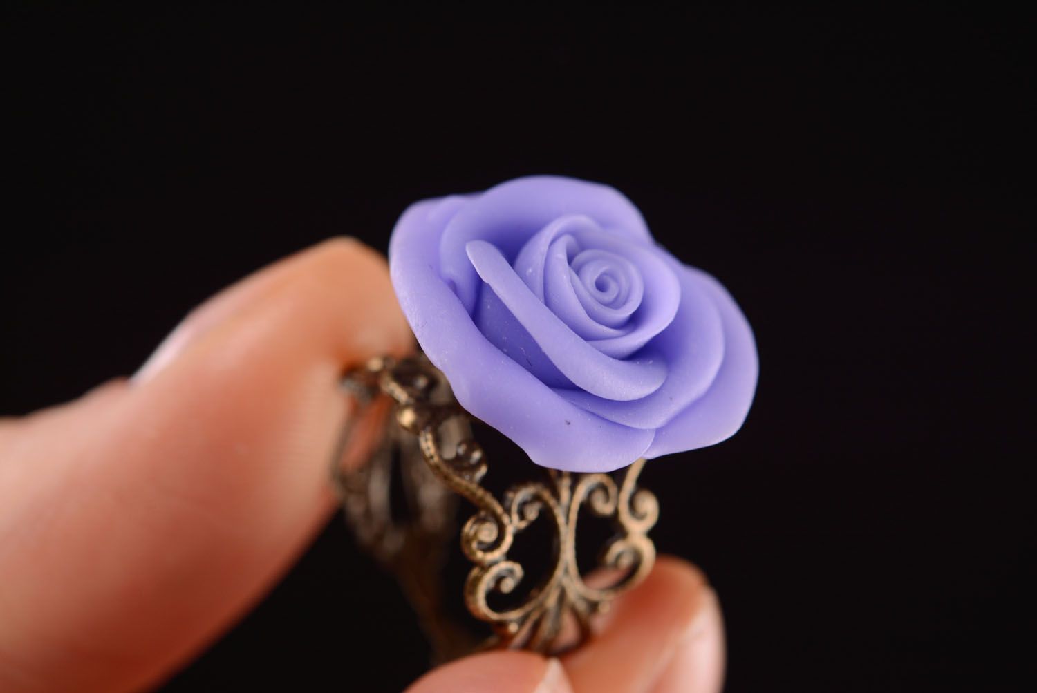 Violetter Ring mit Rose aus Polymerton foto 2