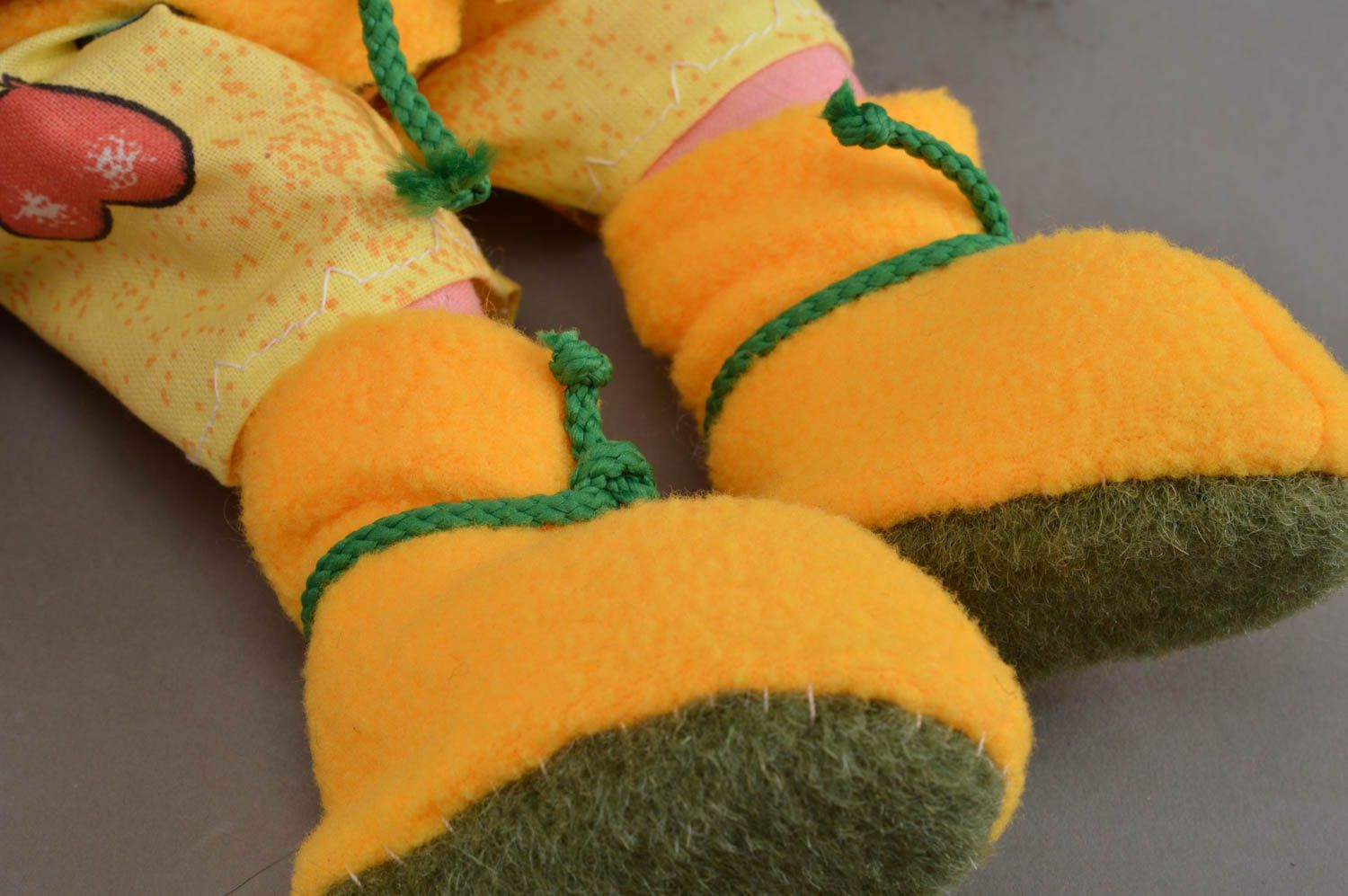 Игрушка кукла из ткани небольшая в виде гномика в желтом ручной работы фото 5