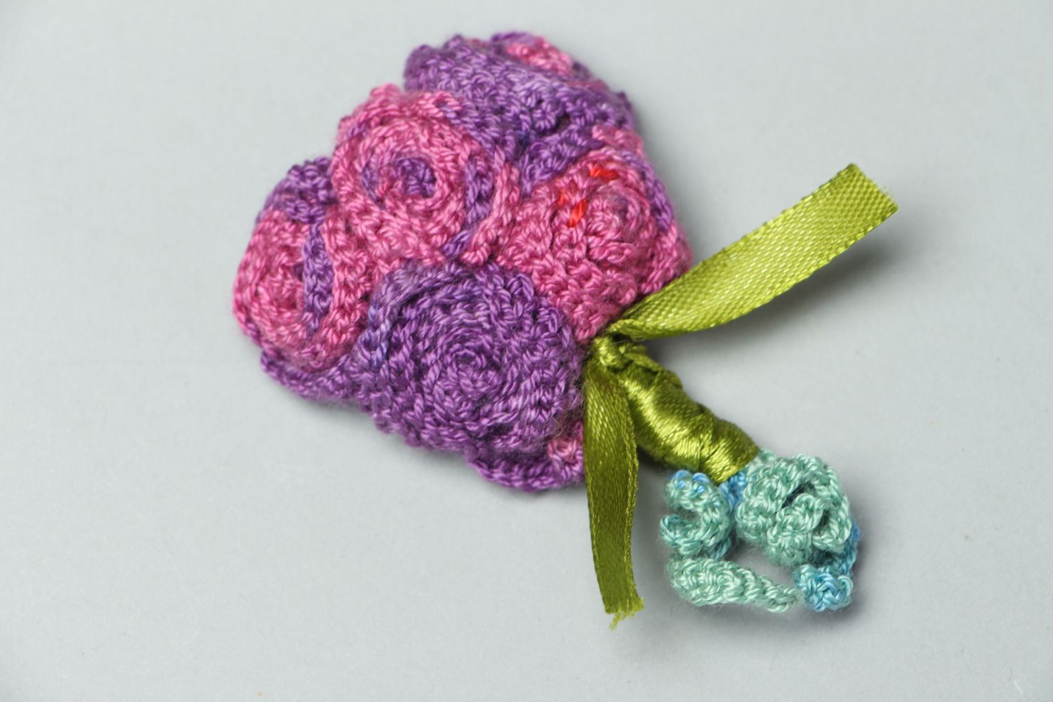 Broche tricotée au crochet originale violette photo 1