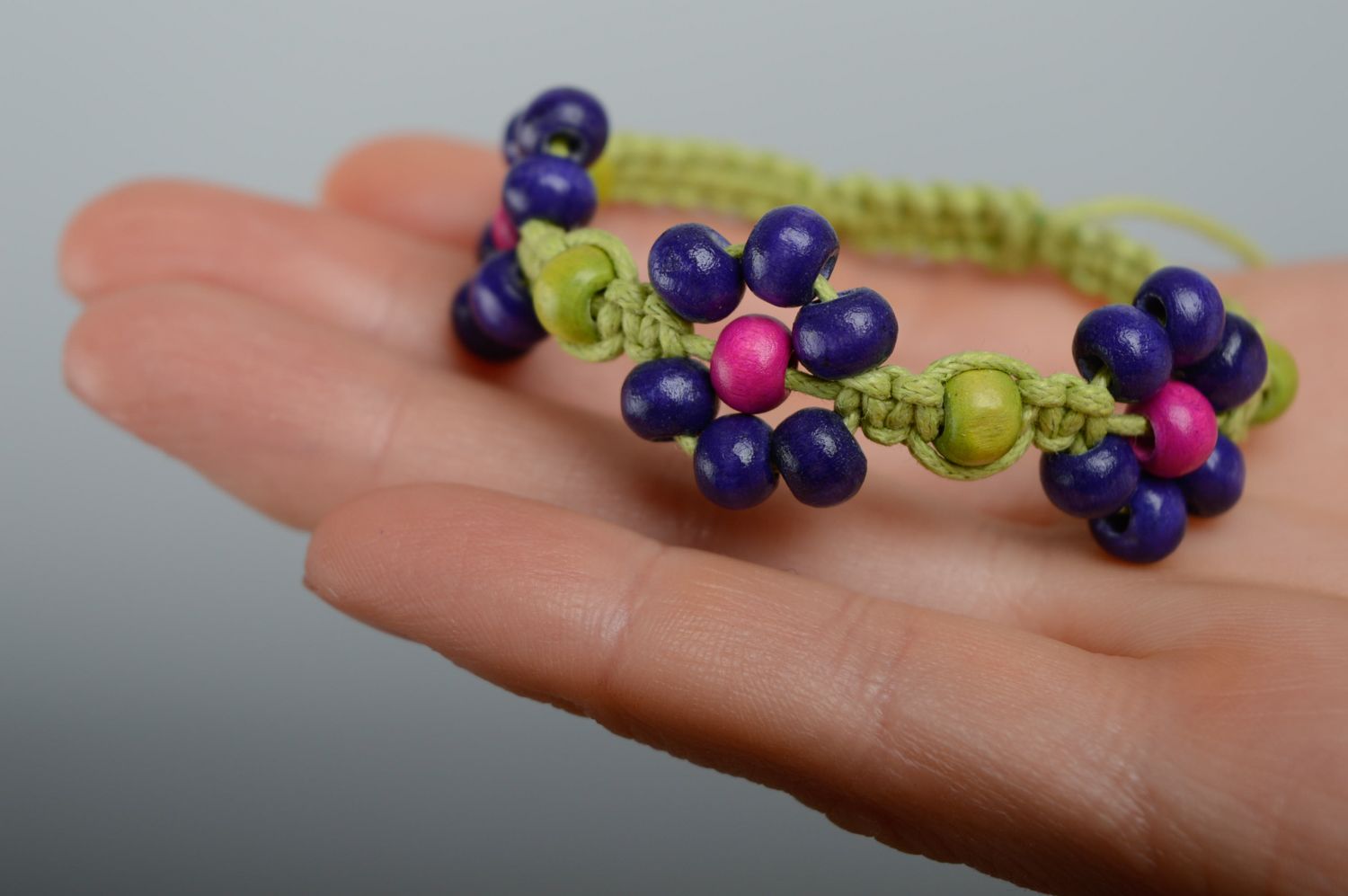 Bracelet en macramé de lacet ciré et perles de bois multicolore fait main femme photo 3