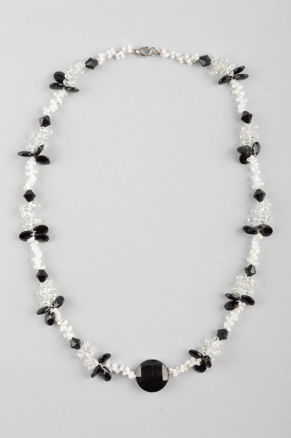 Бусы ручной работы украшение на шею украшение из бисера и кристаллов черно-белое фото 2