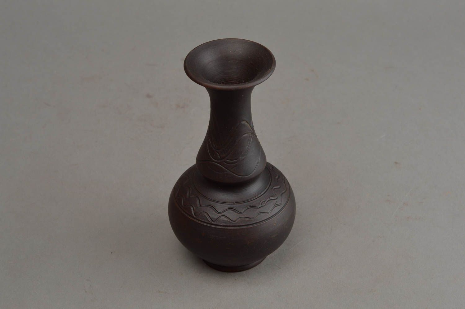 Красивая миниатюрная ваза с удлиненным горлом и орнаментом из глины хенд мейд фото 8