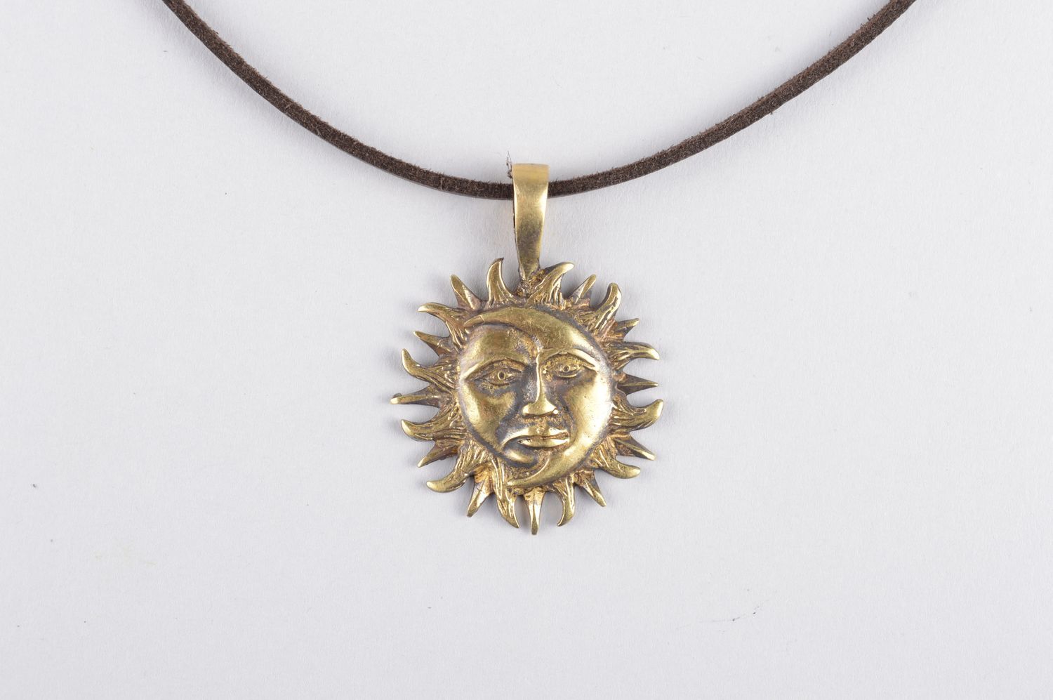 Pendentif métal Bijou fait main bronze design lune soleil Accessoire pour femme photo 4