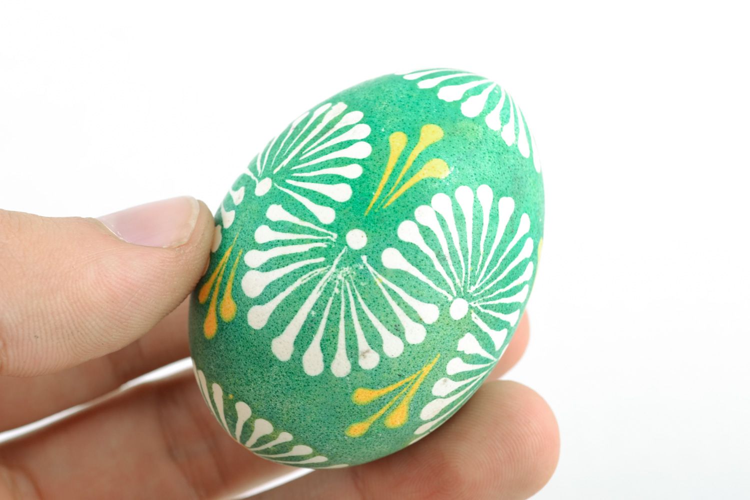 Oeuf de Pâques peint vert fait main à base d'oeuf de poule décoration originale photo 2