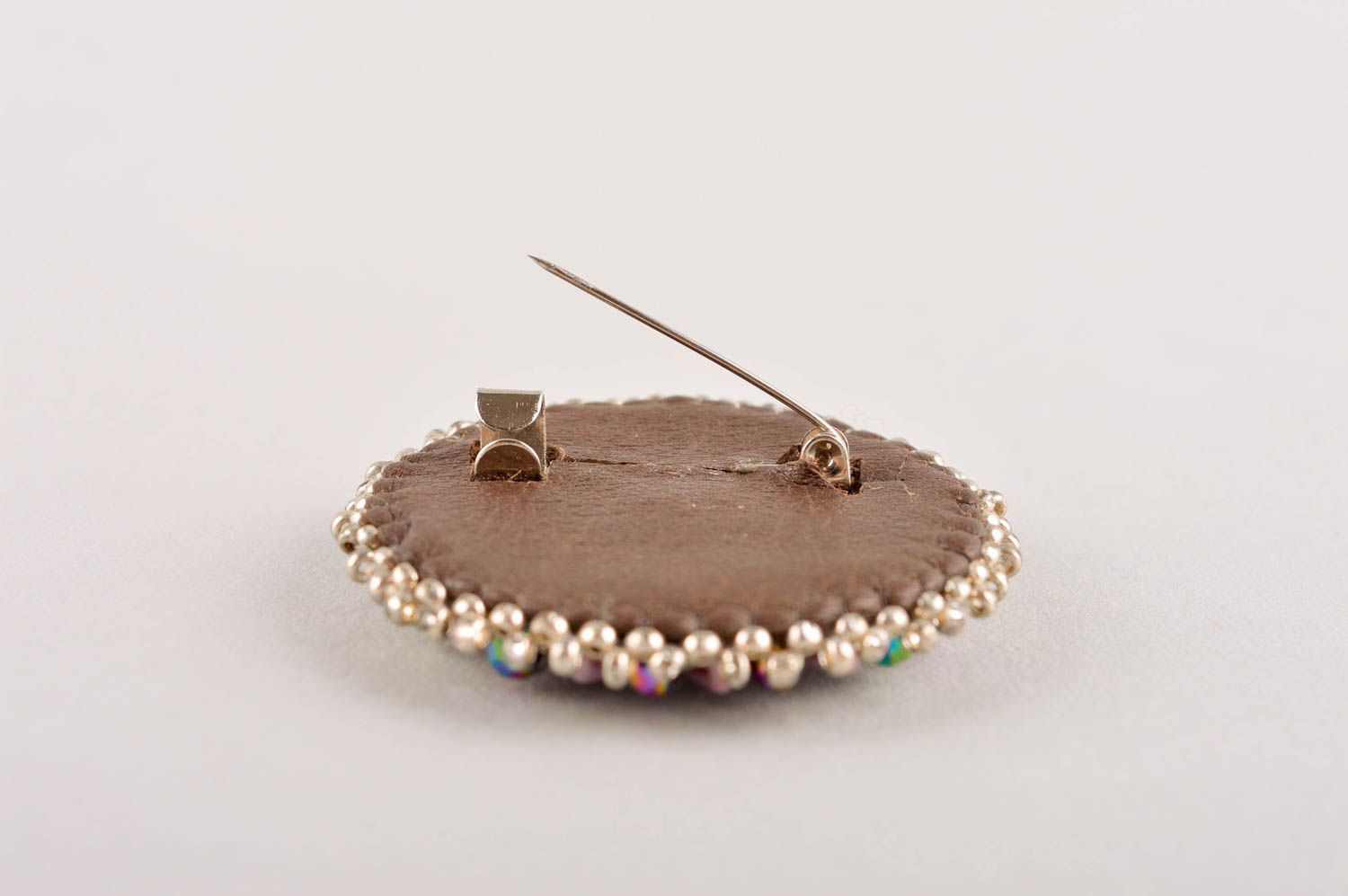 Broche ronde Bijou fait main perles rocaille cuire Accessoire femme design photo 5