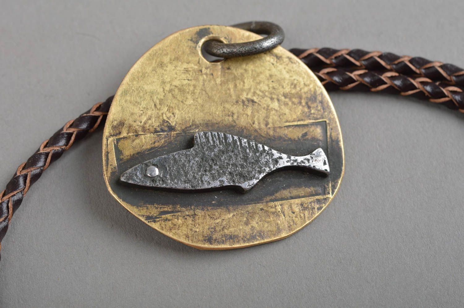 Pendentif en métal fait main accessoire originale laiton fer rond avec poisson photo 5