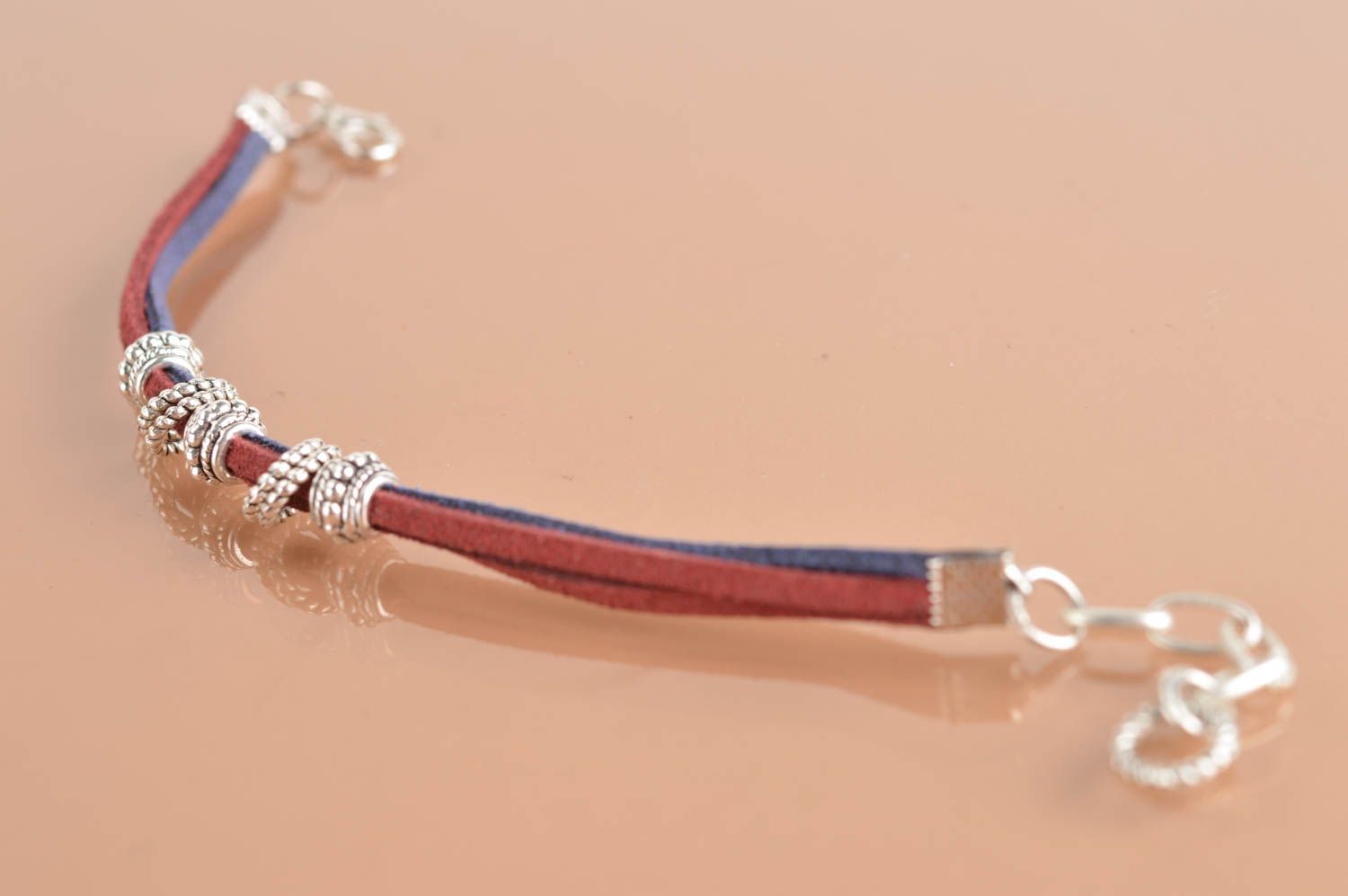 Bracelet fait main en lacets de daim avec éléments métalliques bleu bordeaux photo 2
