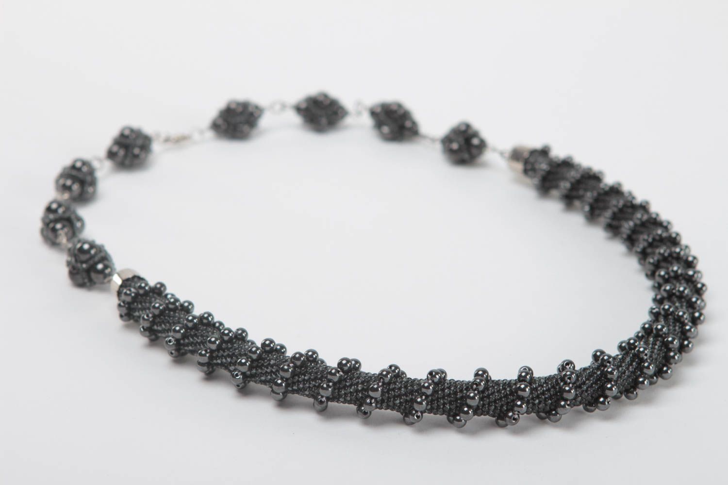Collier spirale Bijou fait main noir perles rocaille Accessoire femme design photo 3