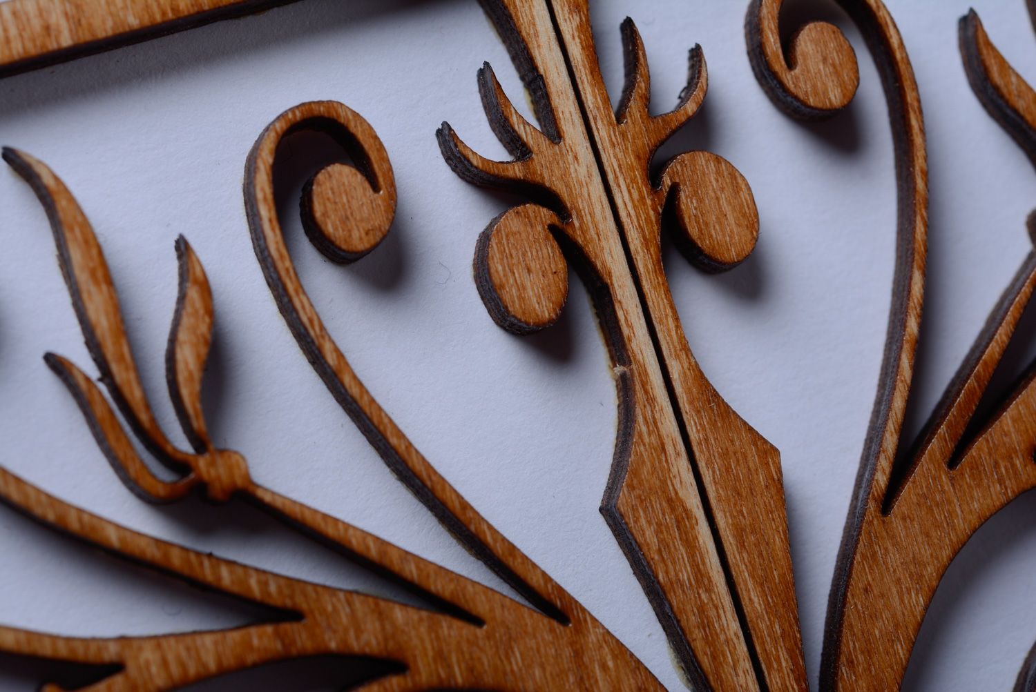 Carte de voeux en bois faite main originale fantaisie portes ajourées  photo 2