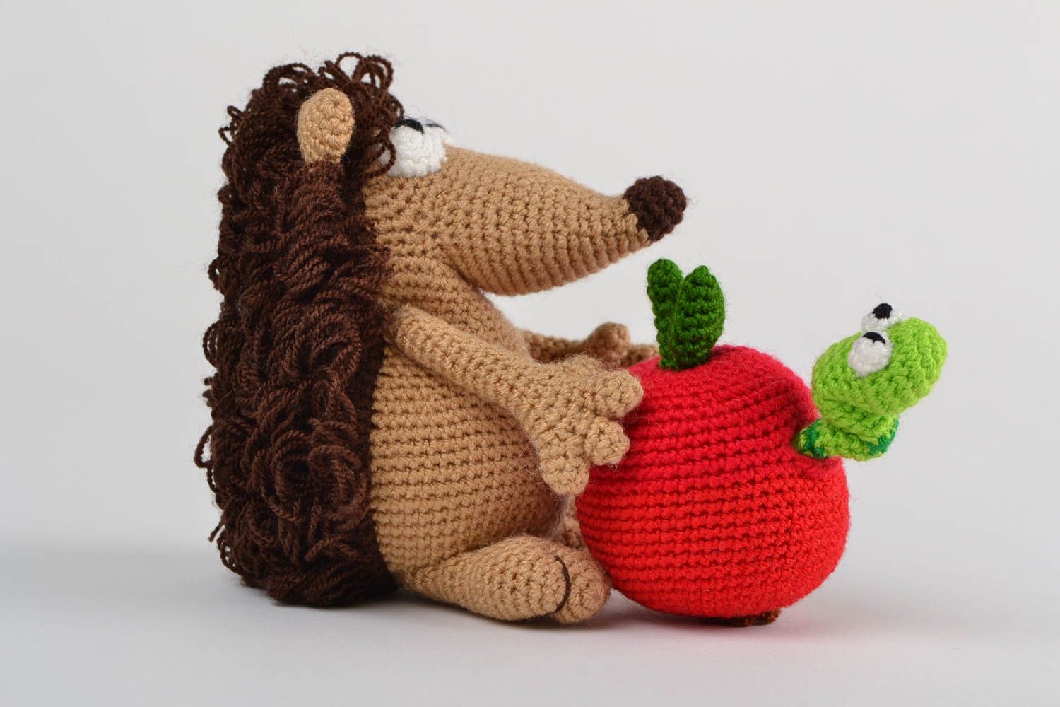 Мягкие вязаные игрушки ежик ручной работы с яблоком и червяком 3 штуки фото 4