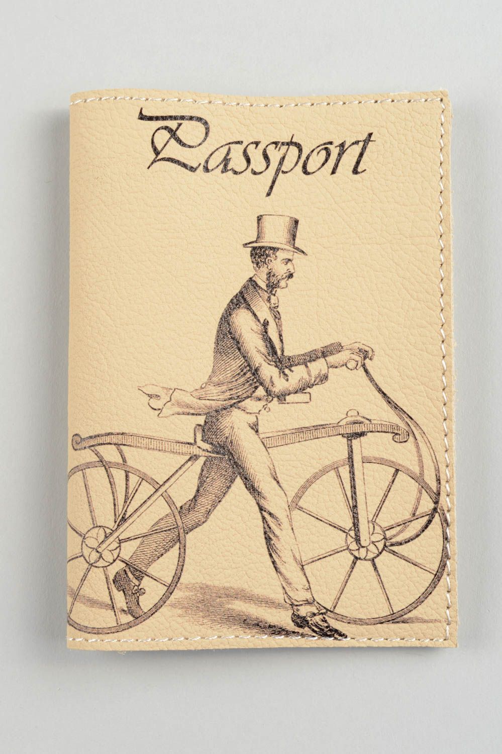 Funda de cuero artesanal regalo original estuche para pasaporte hombre en bici foto 5
