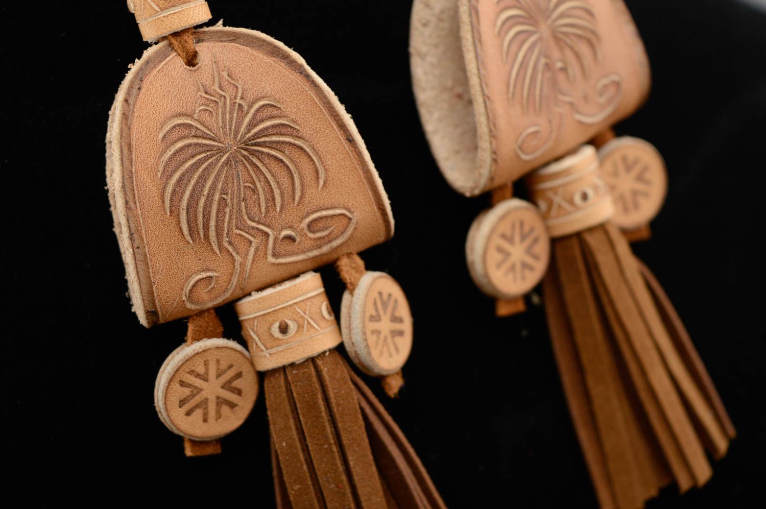 Boucles d'oreilles artisanales de cuir naturel avec ornements faites main photo 2