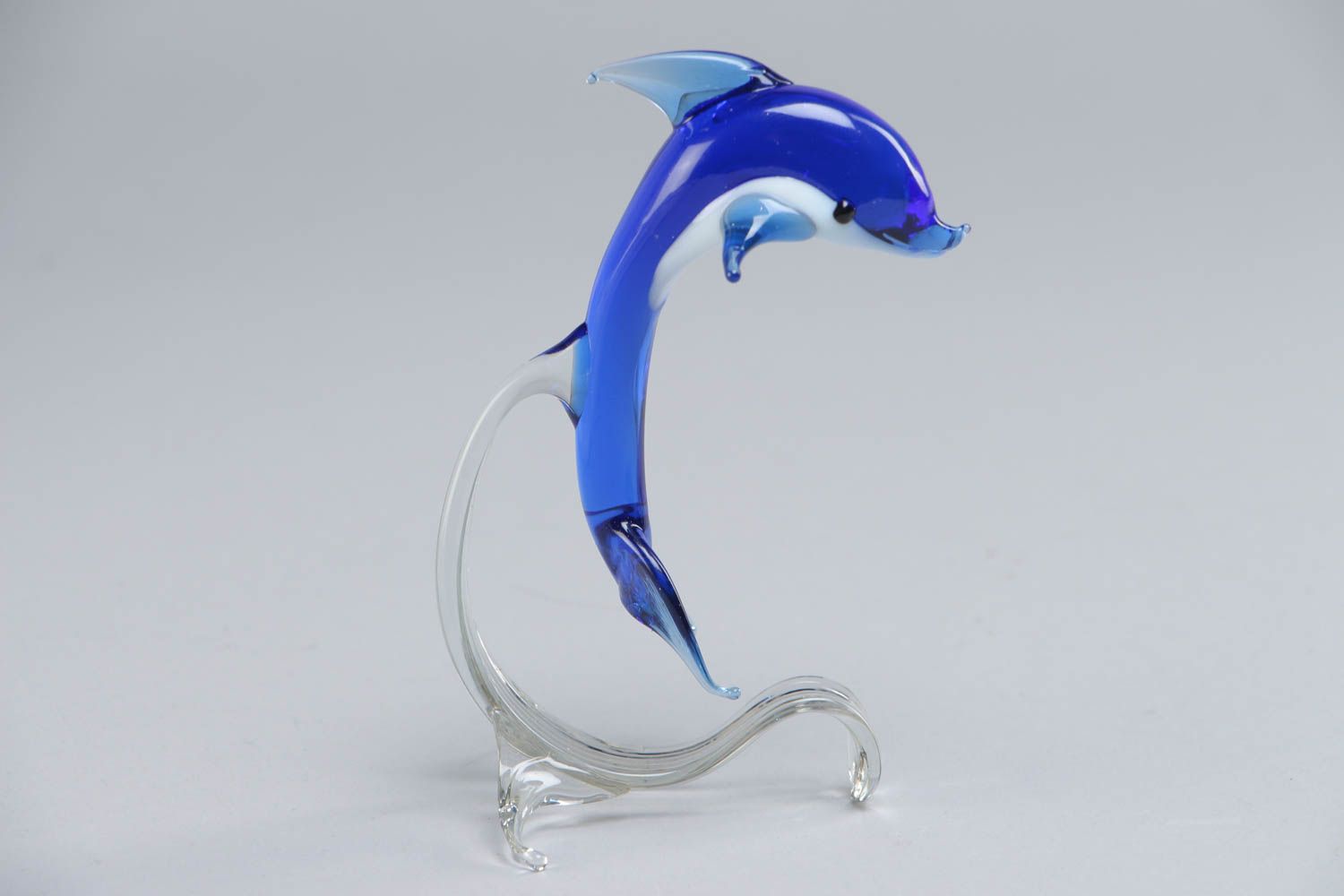 Красивая маленькая фигурка из стекла Дельфин в технике лэмпворк ручной работы фото 2