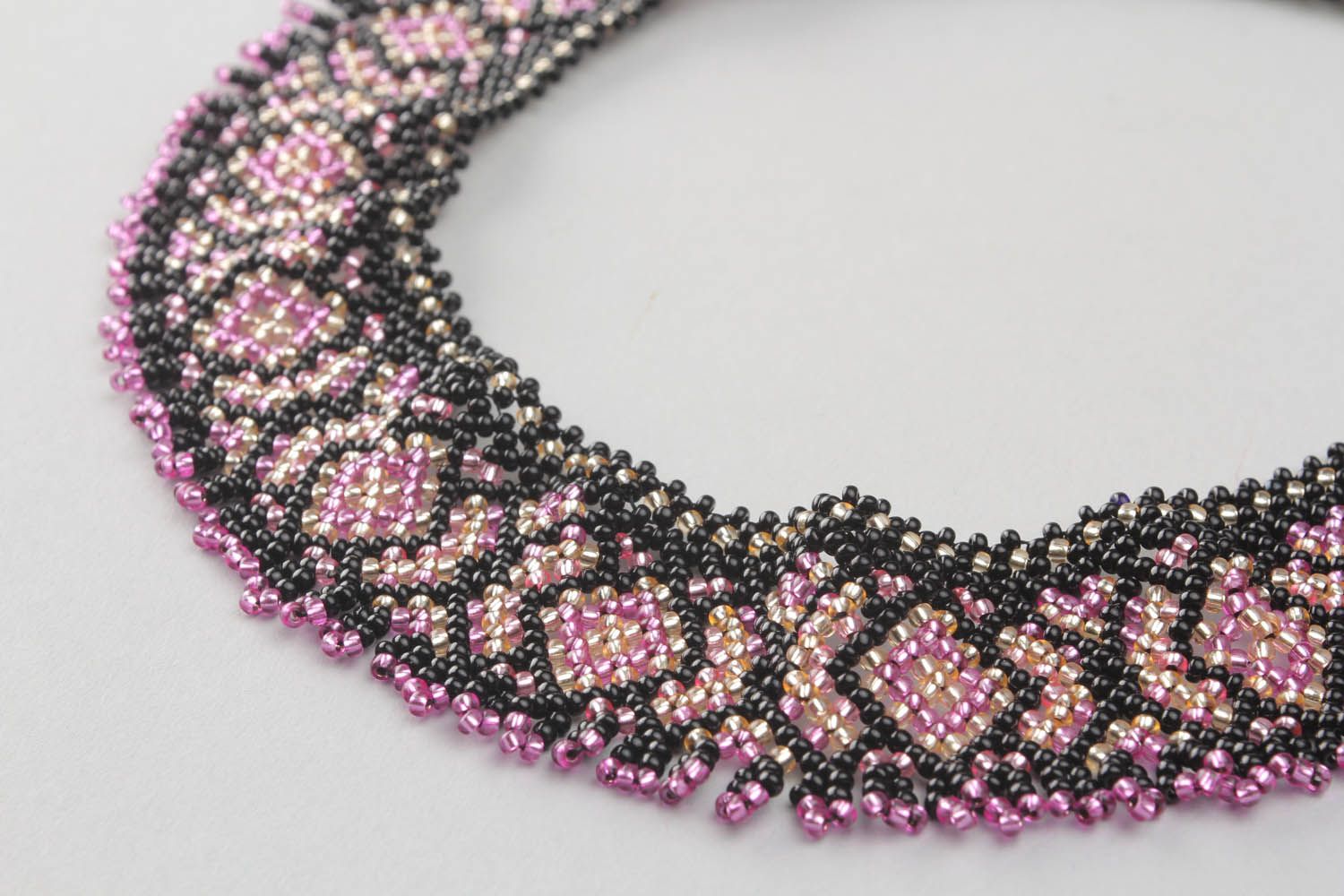Black and pink beaded necklace photo 4
