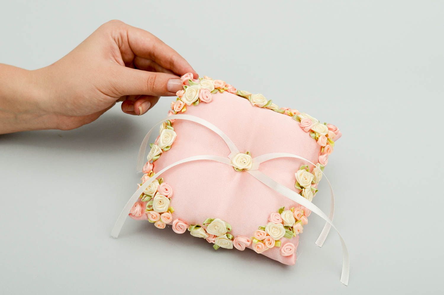 Handmade Eheringe Kissen Ringkissen rosa Accessoire für Hochzeit aus Atlas foto 5