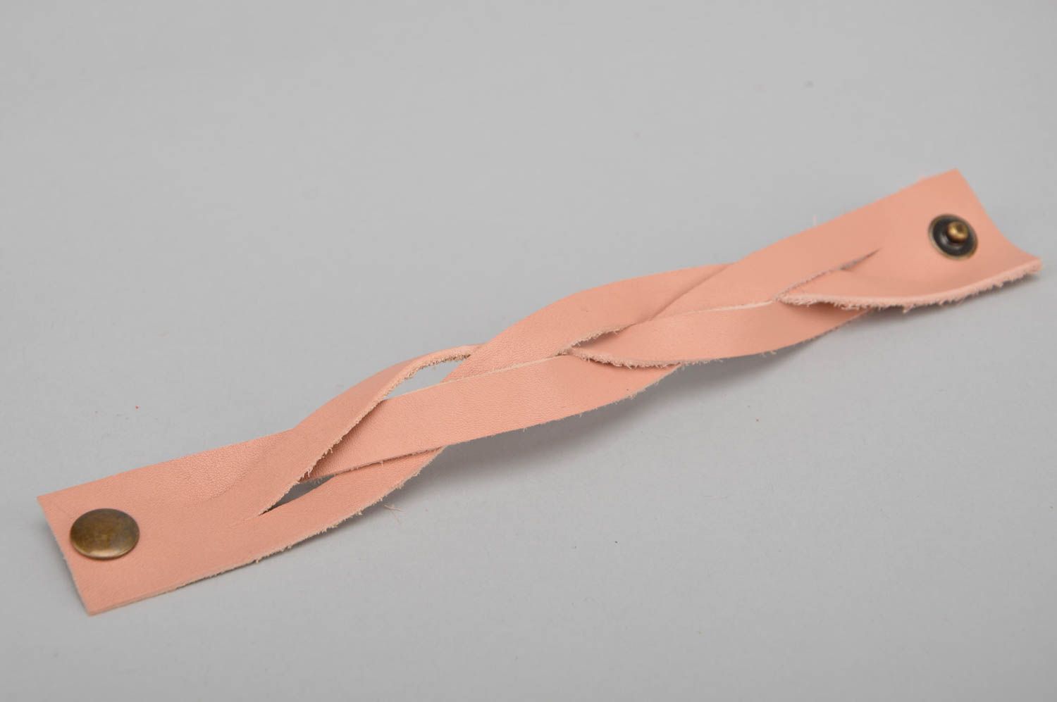Нежно розовый плетеный кожаный браслет ручной работы для стильных девушек фото 4