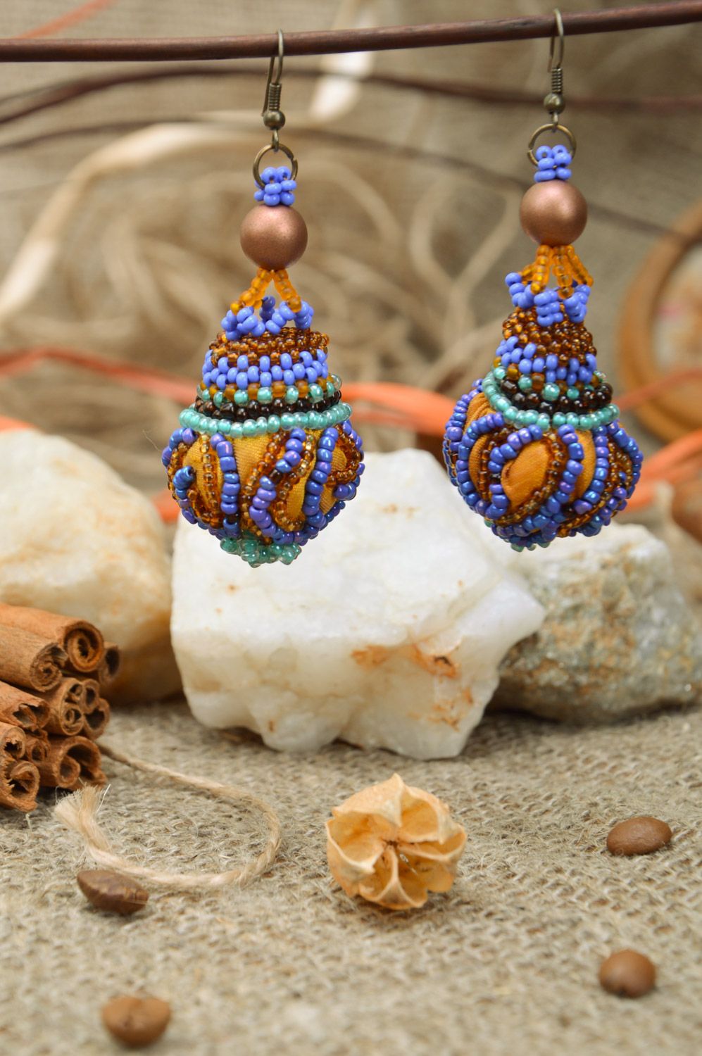 Handmgemachte künstlerische lange Ohrringe aus Glasperlen im orientalischen Stil foto 1