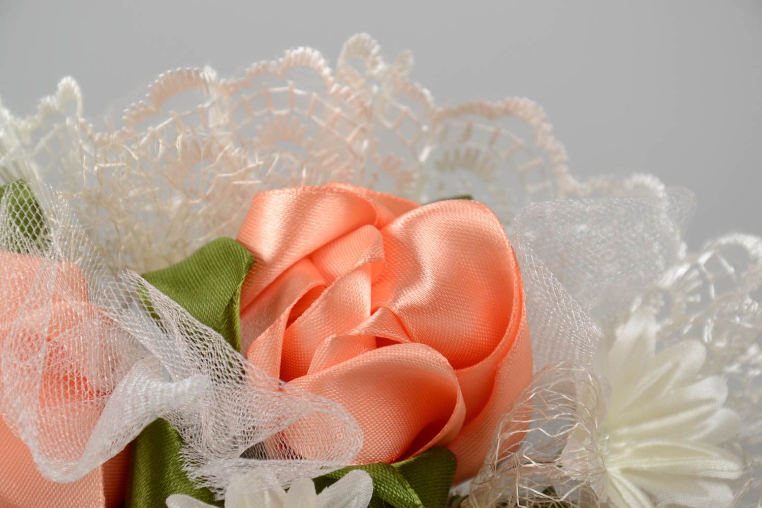 Handmade Blumenstrauß für Hochzeit aus Atlasband und Spitze zur Erinnerung foto 4