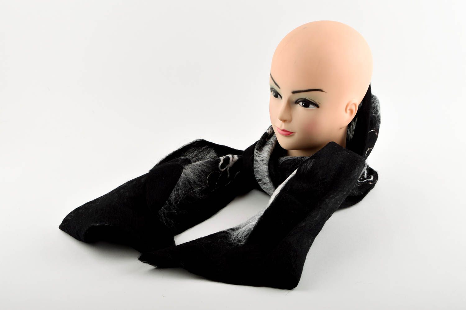 Écharpe noire faite main Châle femme laine tissus design original Idée cadeau photo 3