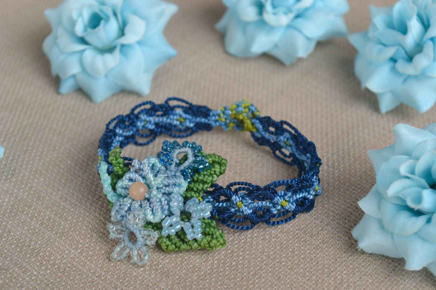 Bracelet macramé Broche fleur faits main bleus tressés originaux Cadeau femme photo 1