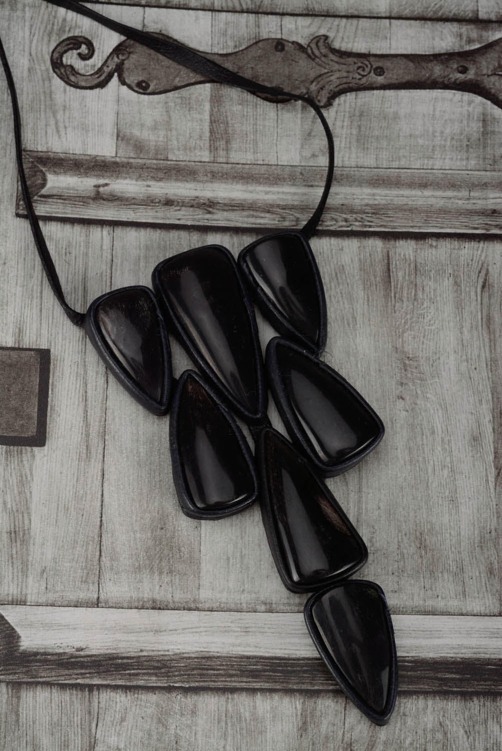 Schwarzes Collier aus Kuhhorn und Leder foto 1
