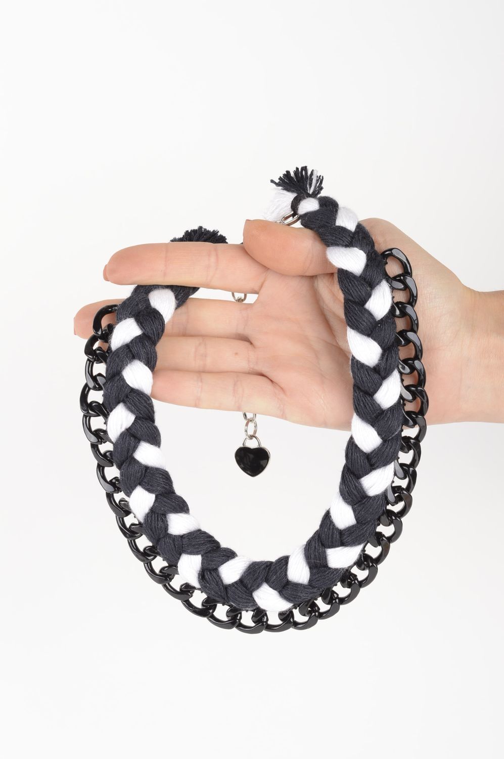Collier textile Bijou fait main tendance noir et blanc Cadeau femme design photo 1