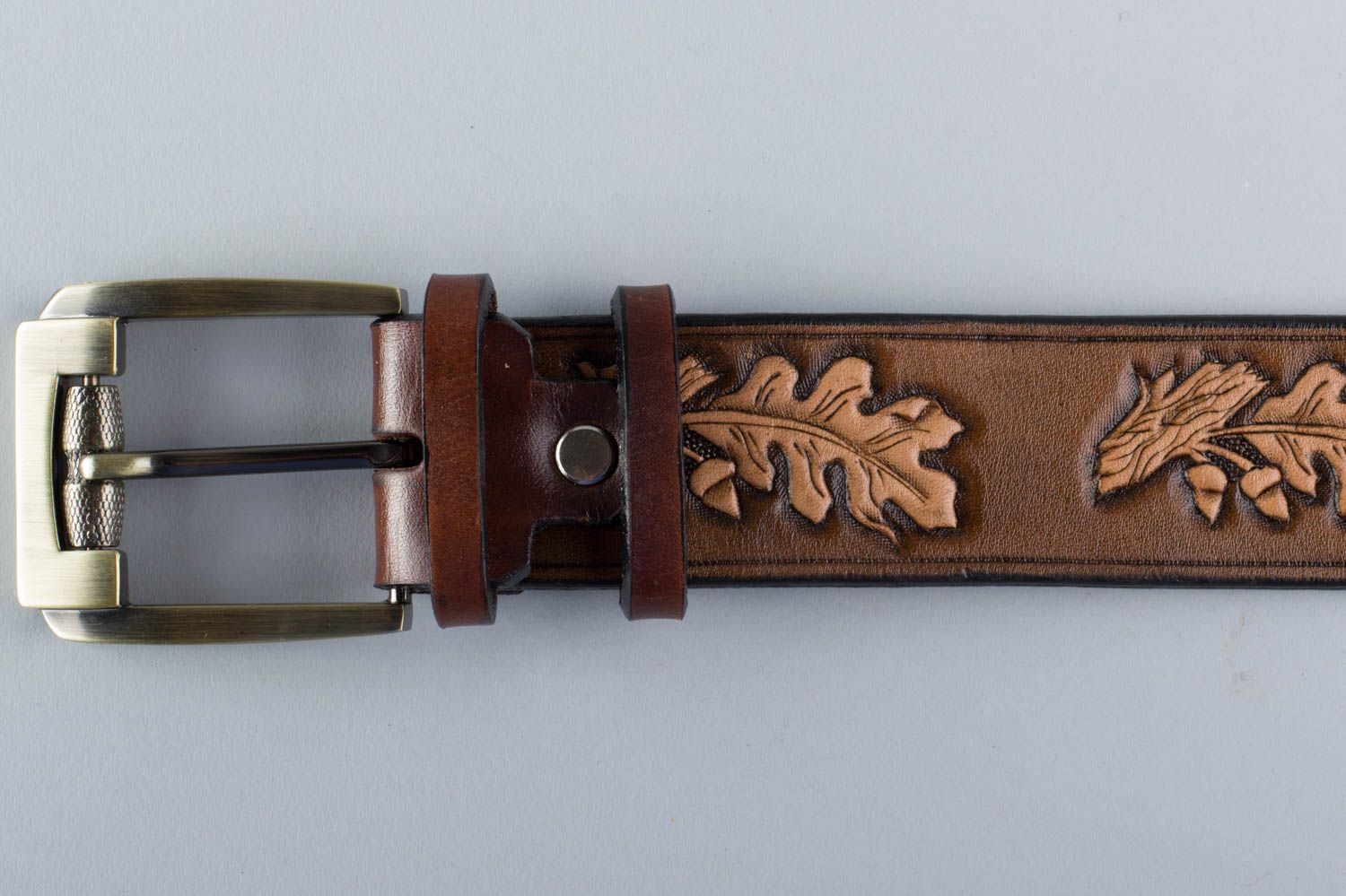 Cinturón de hombre de cuero natural marrón artesanal con hebilla de acero foto 2