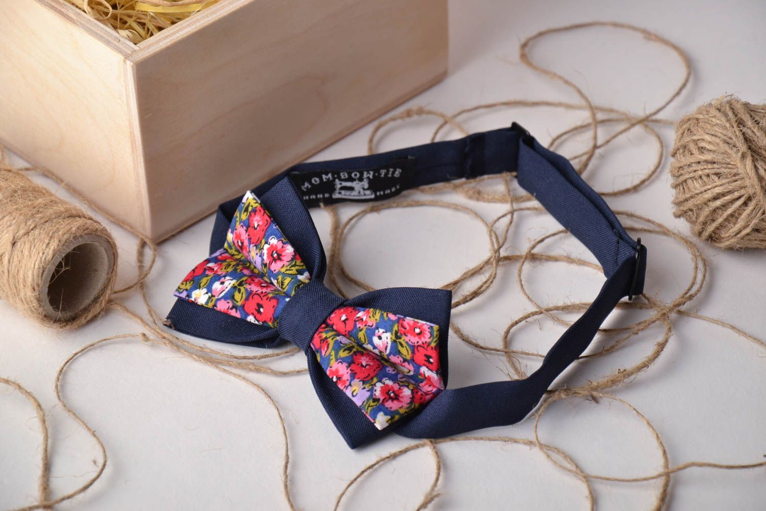 Blue bow tie with floral print photo 1