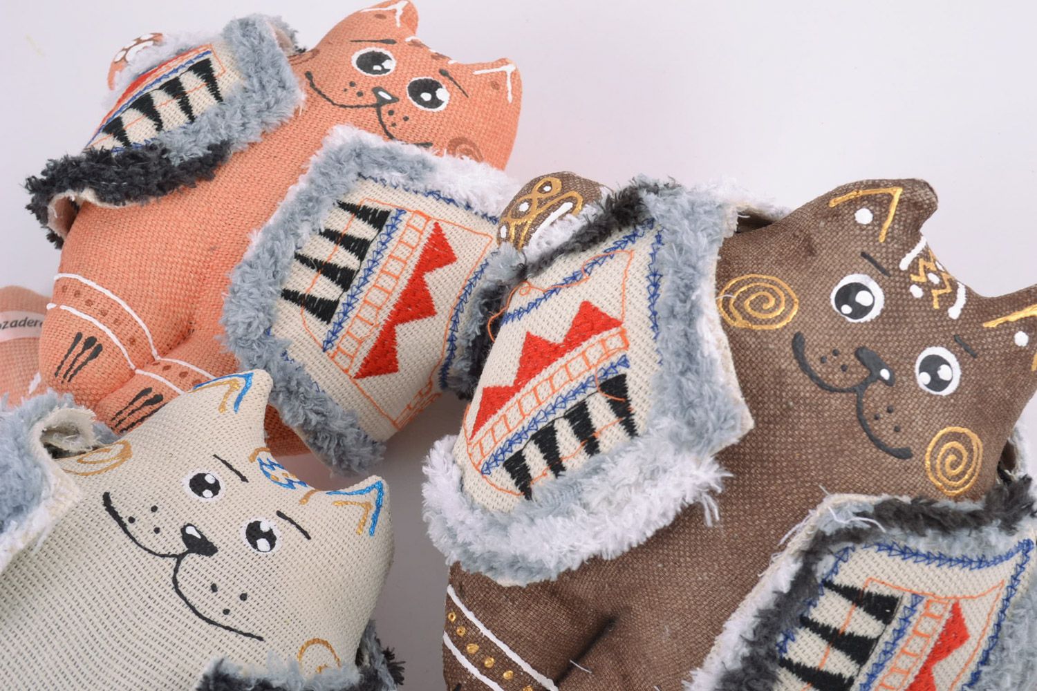 Petites peluches décoratives en tissu peintes faites main 3 chats en gilets photo 3