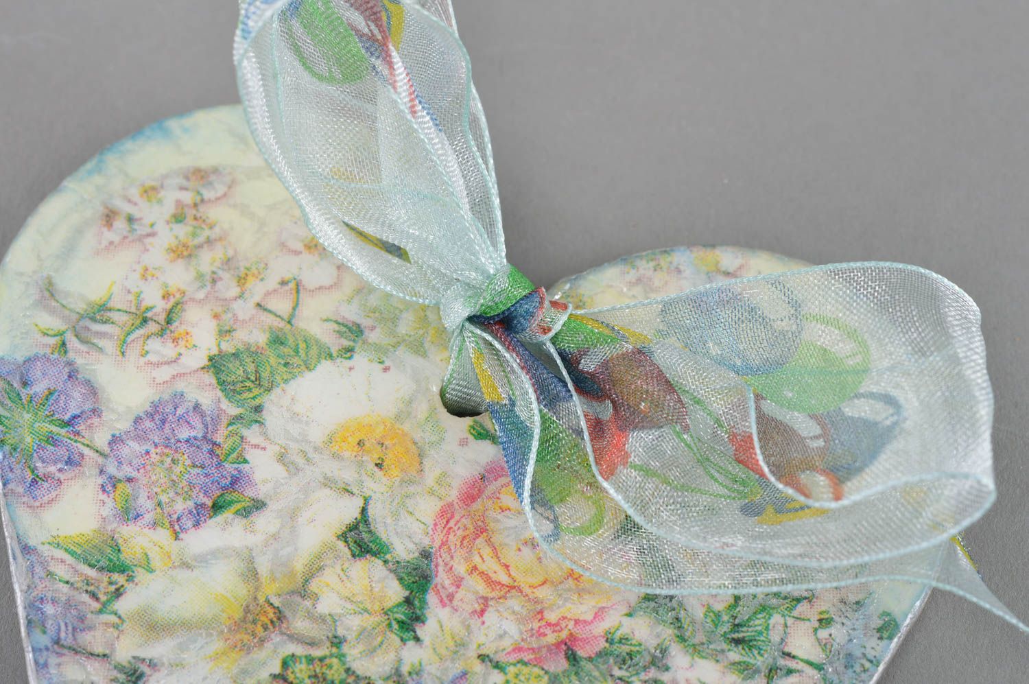 Suspension décorative coeur en contreplaqué motif floral serviettage faite main photo 1