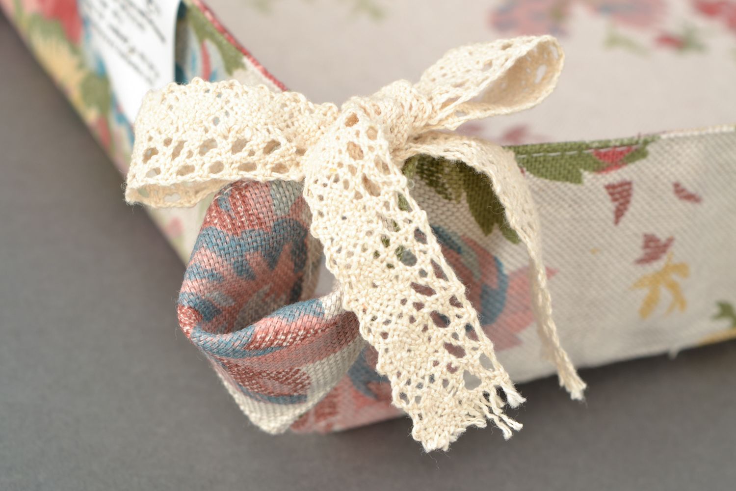 Corbeille à pain en tissu et dentelle carrée à motif fleurs faite main photo 3